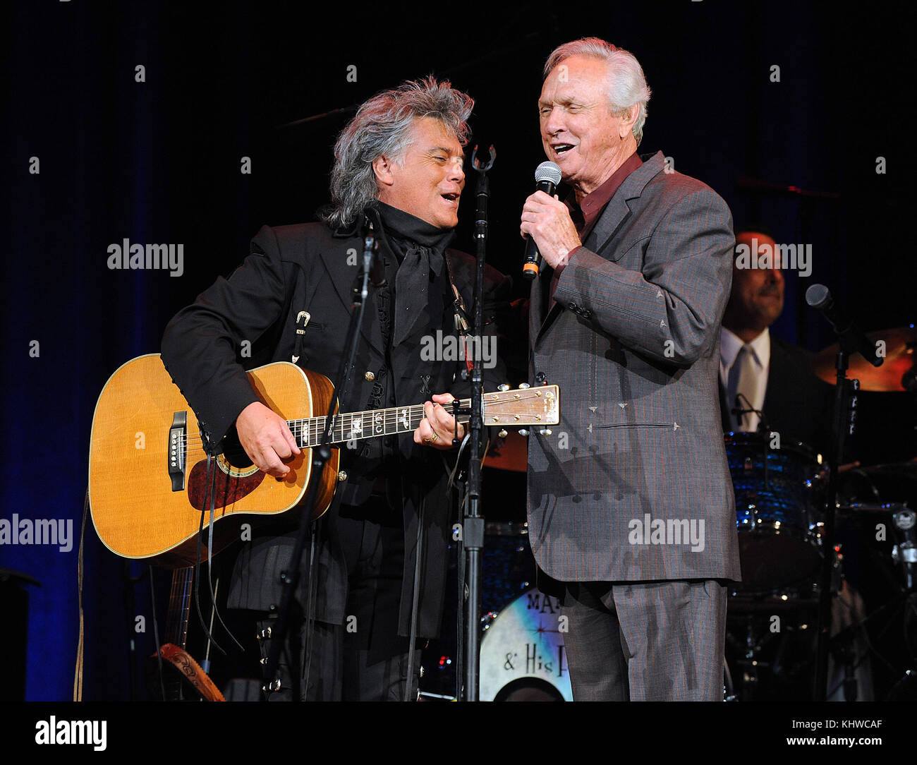 Mel Tillis (geb. Lonnie melvin Tillis, 8. August 1932 - 19. November 2017) war ein US-amerikanischer Country Music Singer und Songwriter. Seinen größten Erfolg trat in den 1970er Jahren, mit einer langen Liste der Top 10 Hits, darunter "i Ain't nie', 'Good Woman Blues' und 'Coca-cola Cowboy'. Er war die National Medal of Arts verliehen, und begehrten die Country Music Association Awards" verliehen, 'Entertainer des Jahres'. tillis wurde für seinen sprachfehler, der nicht seine singende Stimme bekannt. Im Bild: Jun 8, 2011 - Nashville, Tennessee, USA - (l - r) Marty Stuart und Mel tillisperforms als Teil der 1. Stockfoto