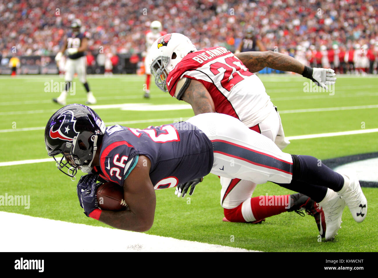 Houston, Texas, USA. 19 Nov, 2017. Houston Texans zurück laufen LAMAR MILLER (26) erreicht die einen Pass für einen Touchdown im zweiten Quartal NFL gegen die Arizona Cardinals an NRG Stadion zu fangen. Credit: Erik Williams/ZUMA Draht/Alamy leben Nachrichten Stockfoto