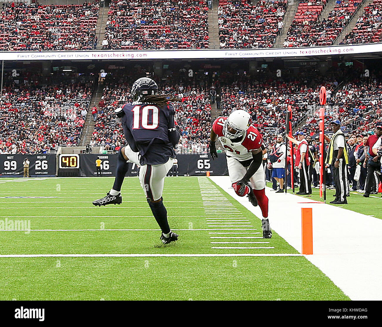 Houston, TX, USA. 19 Nov, 2017. Houston Texans wide receiver DeAndre Hopkins (10) fängt einen 28 Yard Touchdown Pass im dritten Quartal während der NFL Spiel zwischen den Arizona Cardinals und den Houston Texans an NRG Stadion in Houston, TX. John Glaser/CSM/Alamy leben Nachrichten Stockfoto