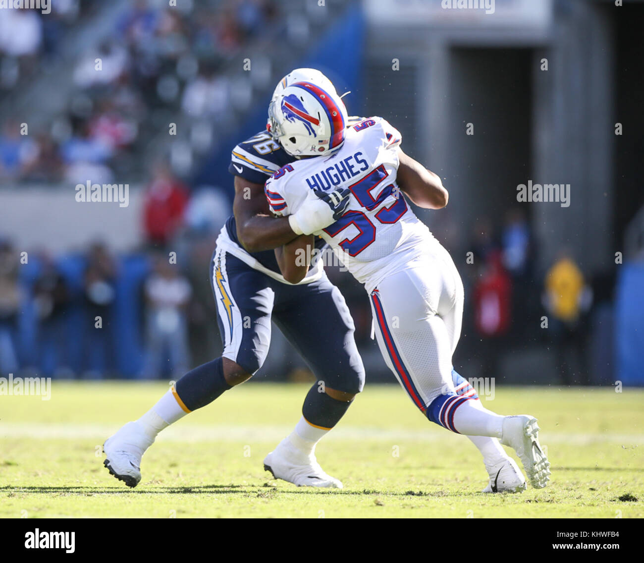 Carson, USA. 19 Nov, 2017. Los Angeles Ladegeräte beleidigender Gerät Russell Okung #76 Sperrung defensive Ende Jerry Hughes #55 Während der NFL Buffalo Bills Los Angeles Ladegeräte am Stubhub Center in Carson vs, Ca am 19. November 2017. (Absolut komplette Fotograf & Company Credit: Jevone Moore/Cal Sport Media (Netzwerk Fernsehen wenden Sie sich bitte an den zuständigen Vertriebsmitarbeiter für das Fernsehen. Credit: Cal Sport Media/Alamy leben Nachrichten Stockfoto