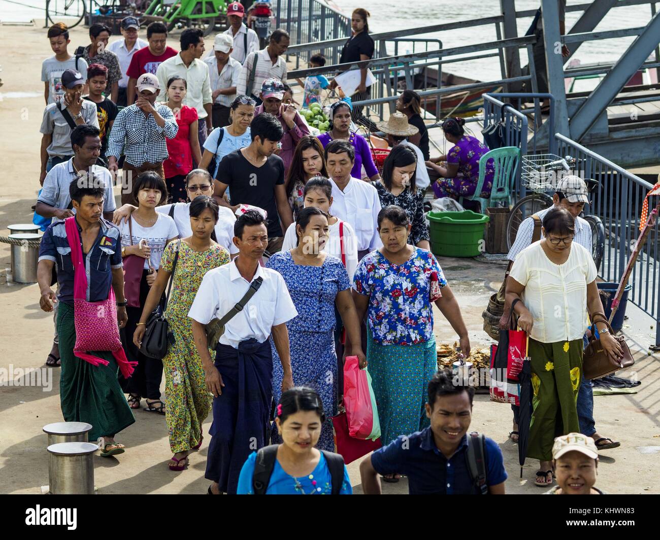 Rangun, Yangon, Myanmar. 20 Nov, 2017 Passagiere auf der dala Fähre von der dala Terminal laufen. Zehntausende Pendler, die jeden Tag mit der Fähre fahren. Es Arbeitnehmer bringt in Yangon von dala, eine Arbeiterklasse Gemeinschaft über den Fluss von Yangon. eine Brücke über den Fluss gebaut, stromabwärts von der Fähre, um es einfacher für Pendler in die Stadt zu gelangen. Credit: jack Kurtz/zuma Draht/alamy leben Nachrichten Stockfoto