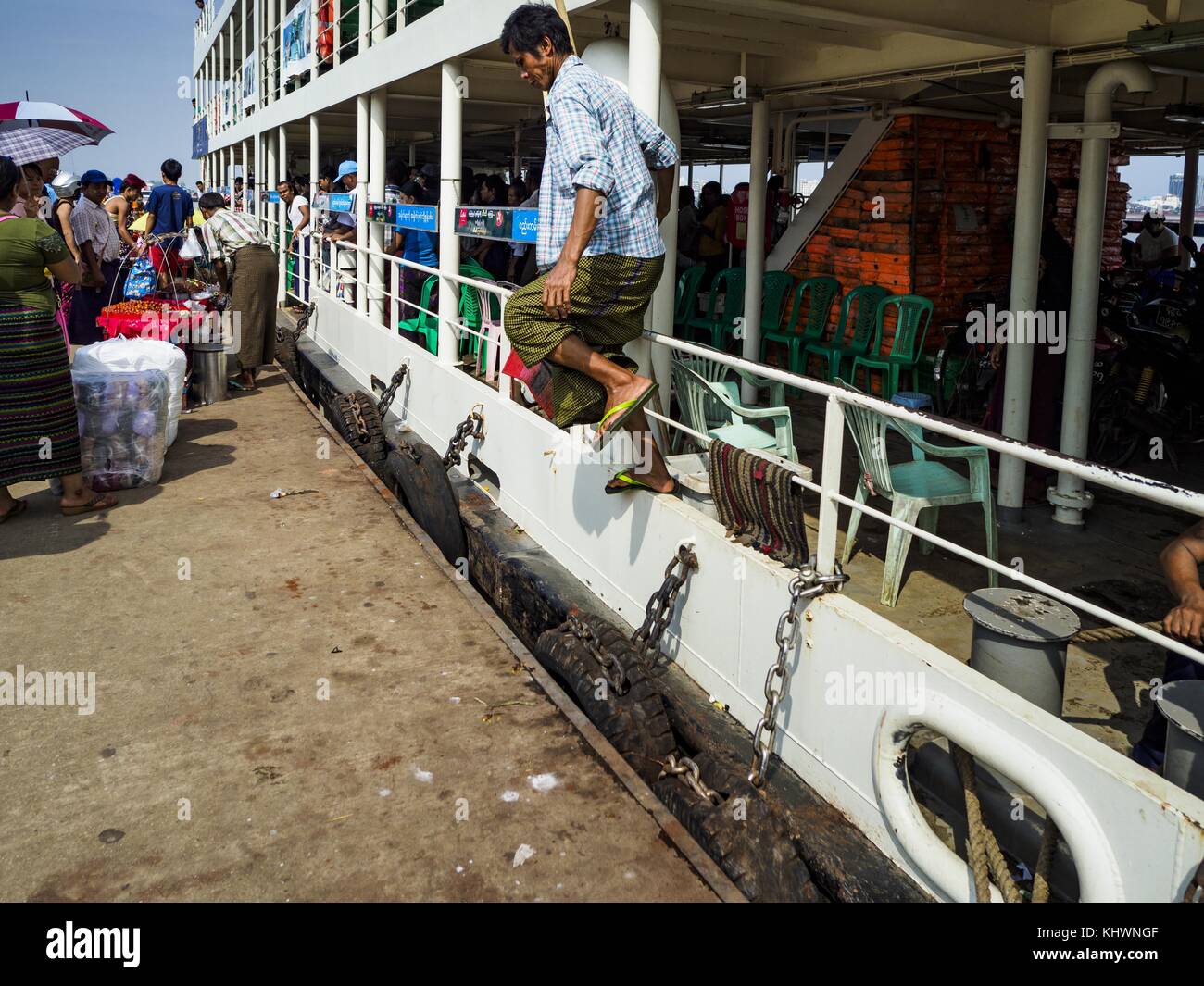 Rangun, Yangon, Myanmar. 20 Nov, 2017. Ein Fluggast aus springt der dala Fähre wie es Docks in Dala. Zehntausende Pendler, die jeden Tag mit der Fähre fahren. Es Arbeitnehmer bringt in Yangon von dala, eine Arbeiterklasse Gemeinschaft über den Fluss von Yangon. eine Brücke über den Fluss gebaut, stromabwärts von der Fähre, um es einfacher für Pendler in die Stadt zu gelangen. Credit: jack Kurtz/zuma Draht/alamy leben Nachrichten Stockfoto