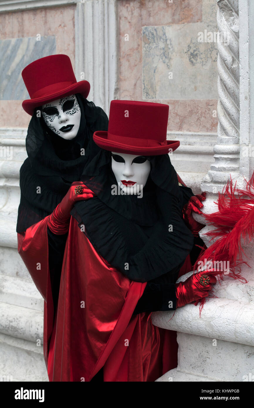 Schöne Kostüme und Masken im Karneval von Venedig abgenutzt Stockfoto