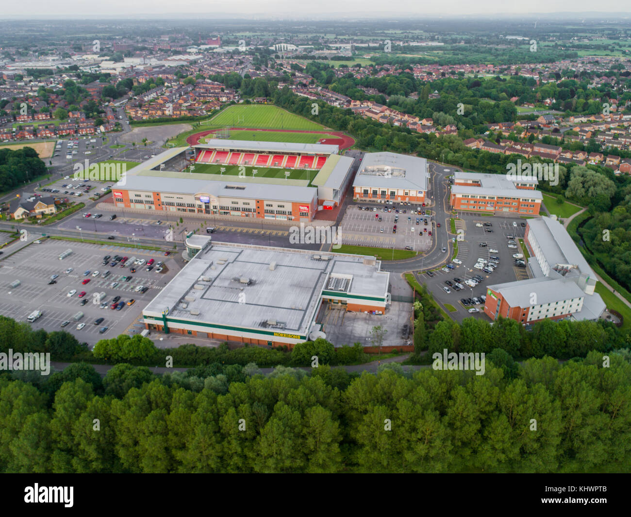 Leigh Sports Village mit Morrisons Supermarkt und Holiday Inn Express in Leigh, Greater Manchester, England, Großbritannien Stockfoto