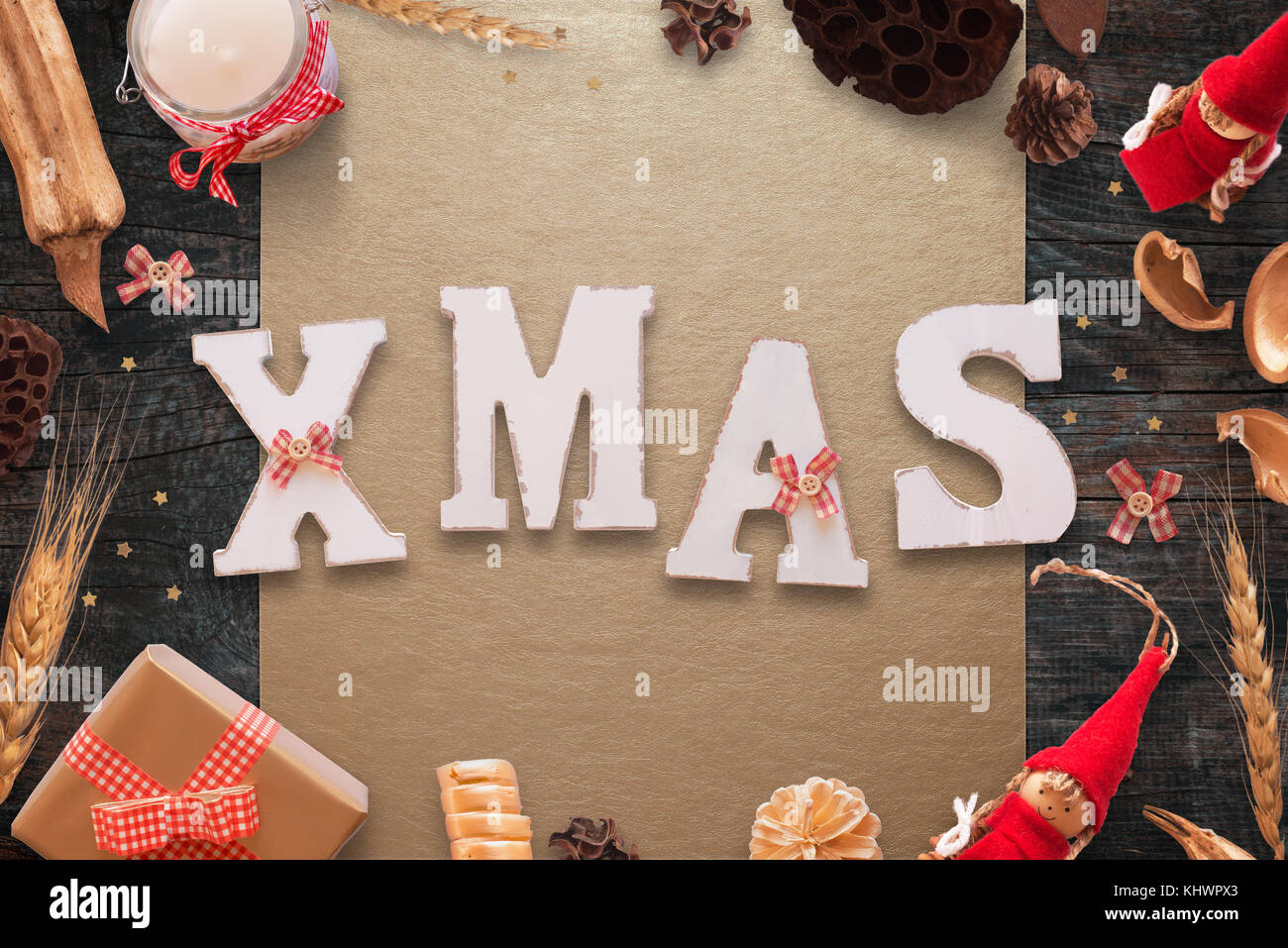 Weihnachten weiß Holz- text auf Holztisch mit Weihnachtsschmuck umgeben. Stockfoto