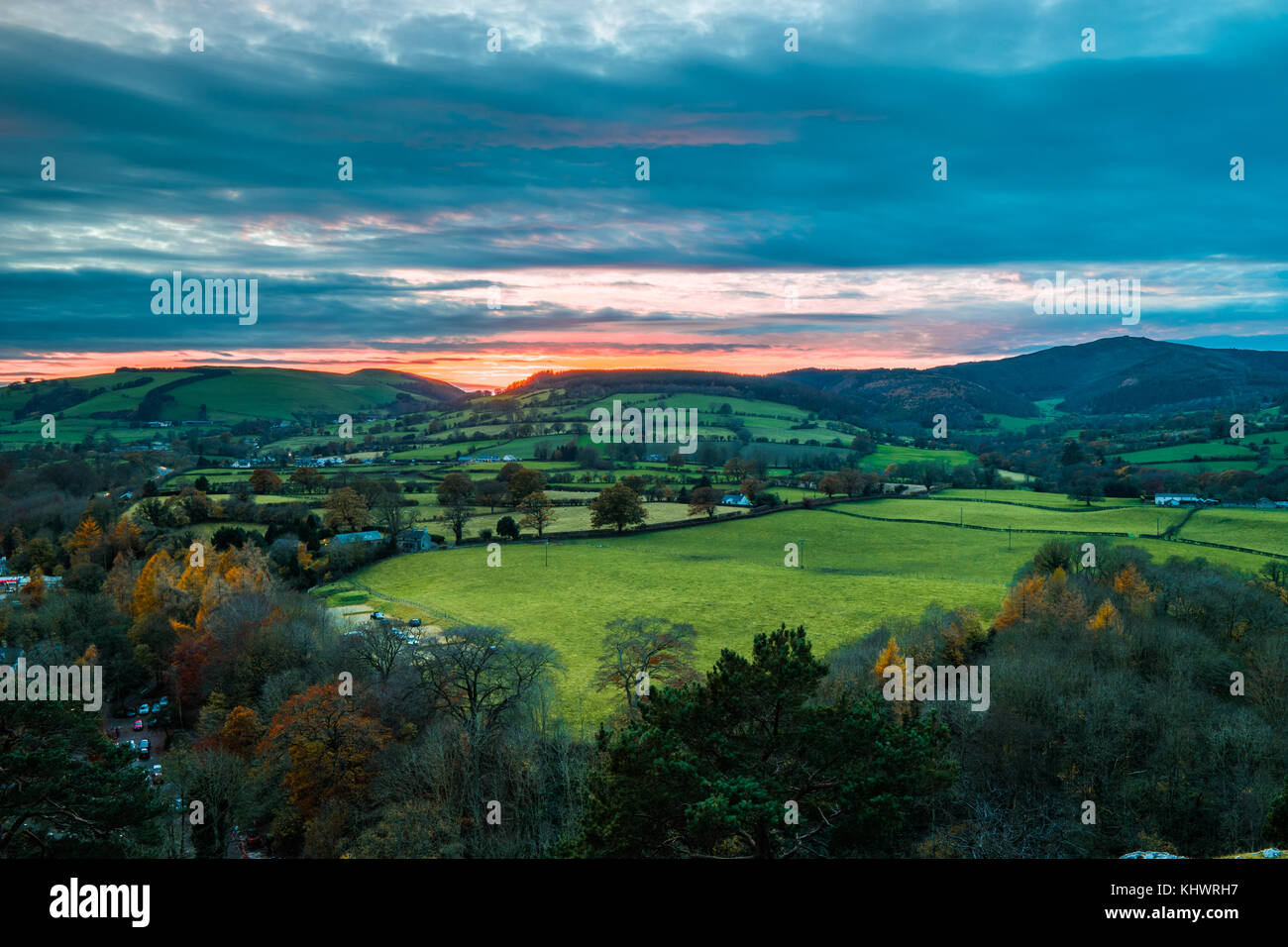 Sonnenuntergang über dem Tal von clwyd mit Bäume im Herbst Stockfoto