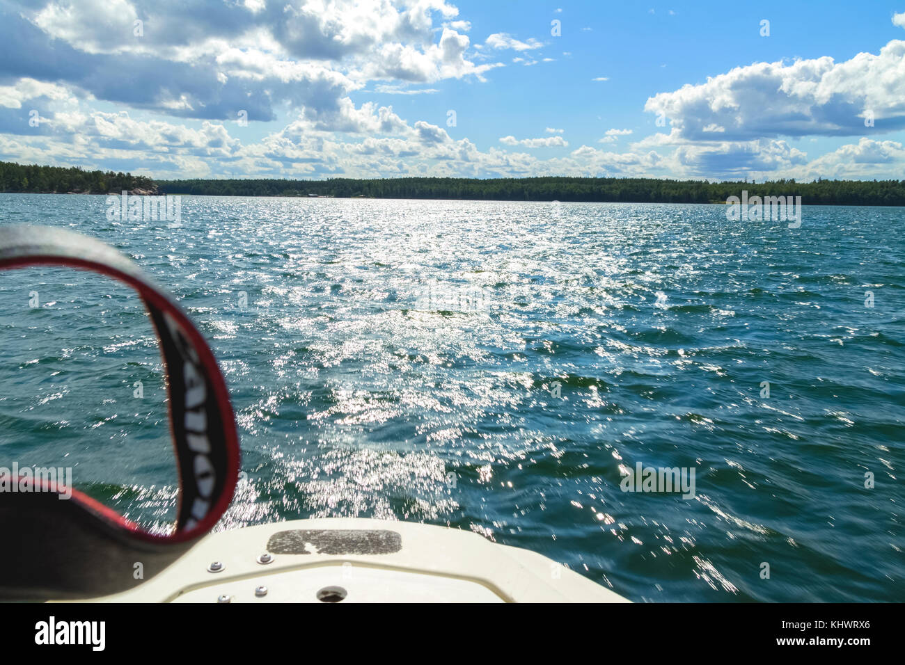 Scénic und aktive Ansicht des offenen weiten Ozean aus einem fahrenden Boot an einem sonnigen Sommertag Stockfoto