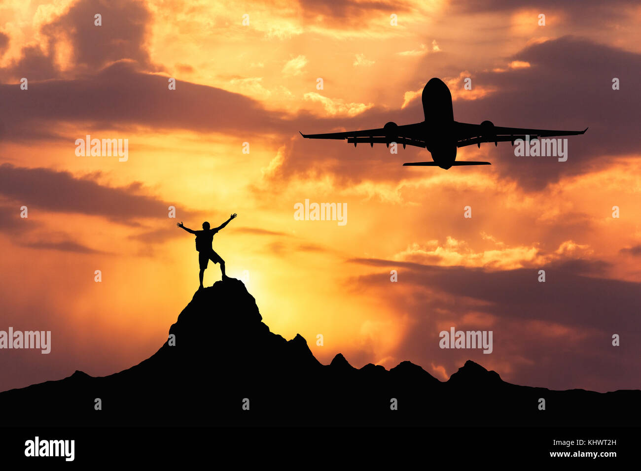 Silhouetten von Flugzeugen und ständigen glückliche Menschen und hob die Arme auf dem Berg bei Sonnenuntergang. Sommer Landschaft mit Landung PKW Flugzeug fliegen Stockfoto Silhouetten von Flugzeugen und ständigen glückliche Menschen und hob die Arme auf dem Berg bei Sonnenuntergang. Sommer Landschaft mit Landung PKW Flugzeug fliegen Stockfoto