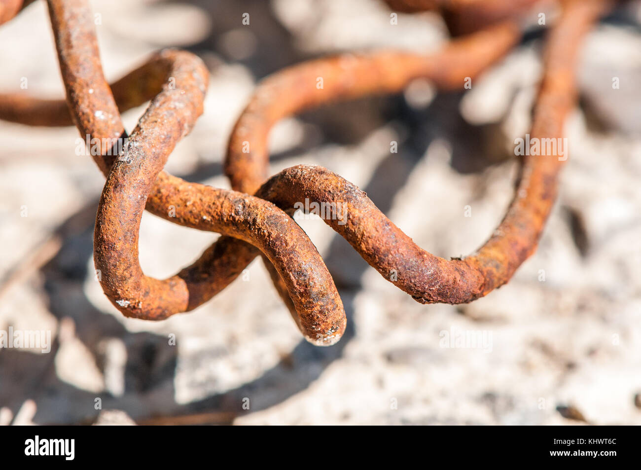 Nahaufnahme von einem geformten rostige Kabel auf dem Boden Stockfoto