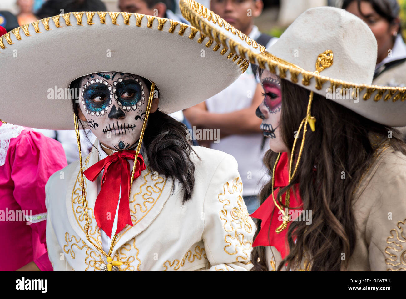 Junge Frauen in La Calavera Catrina Kostümen während des Tages der Toten oder Día de Muertos Festival 31. Oktober 2017 in Patzcuaro, Michoacan, Mexiko. Das Fest wird seit dem aztekischen Reich gefeiert feiert Vorfahren und verstorbene Lieben. Stockfoto