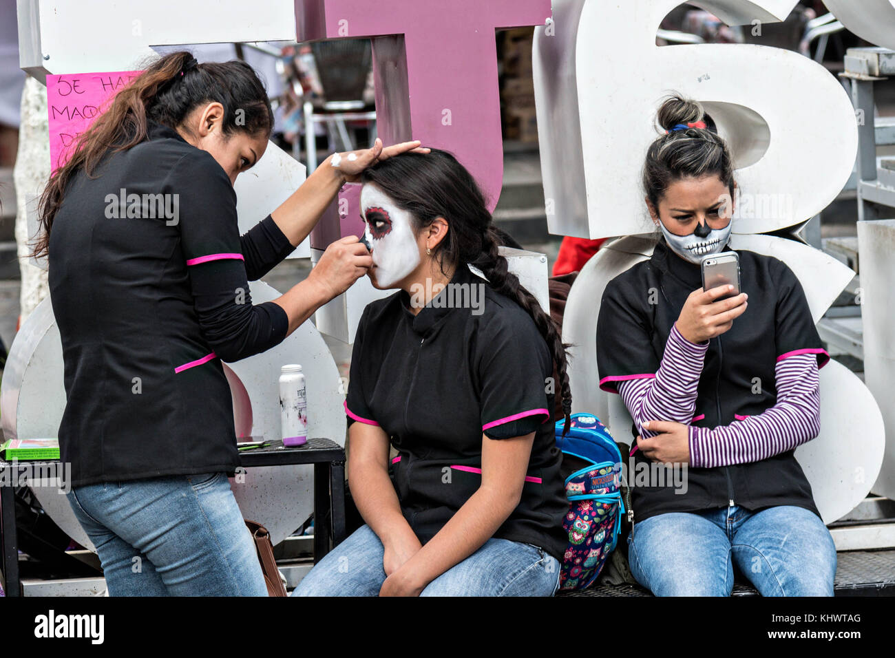 Mexikanische Frauen haben Gesichtsfarbe während des Tages der Toten oder Día de Muertos Festival 31. Oktober 2017 in Patzcuaro, Michoacan, Mexiko aufgetragen. Das Fest wird seit dem aztekischen Reich gefeiert feiert Vorfahren und verstorbene Lieben. Stockfoto