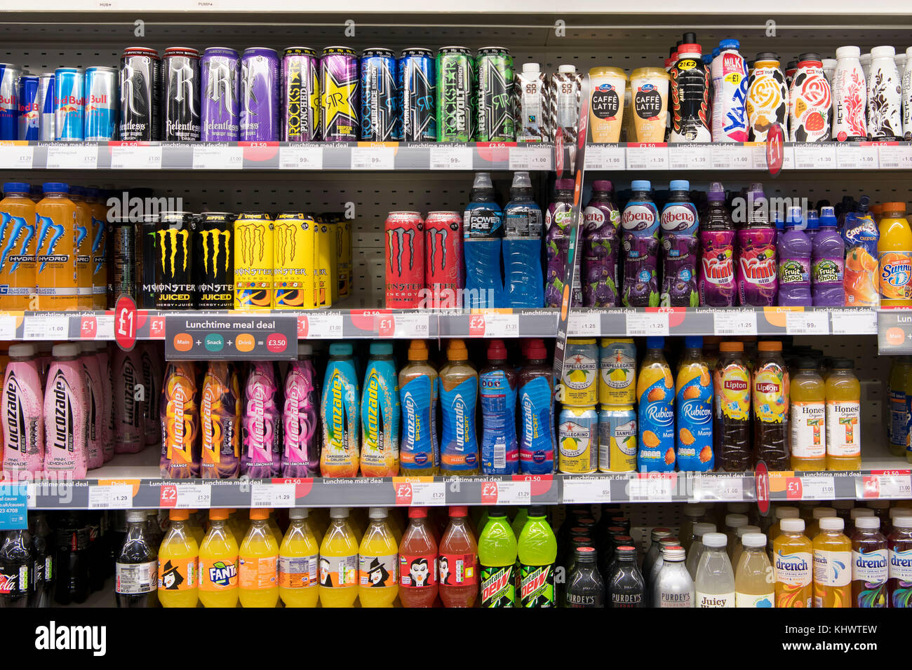 Fizzy zuckerhaltige Getränke zum Verkauf in einem Shop auf einem Regal. Stockfoto