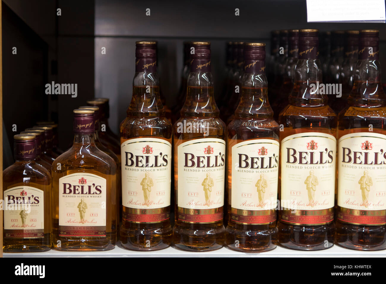 Flaschen von Bell's Whisky auf Anzeige auf einem Regal im Supermarkt zu speichern. Stockfoto