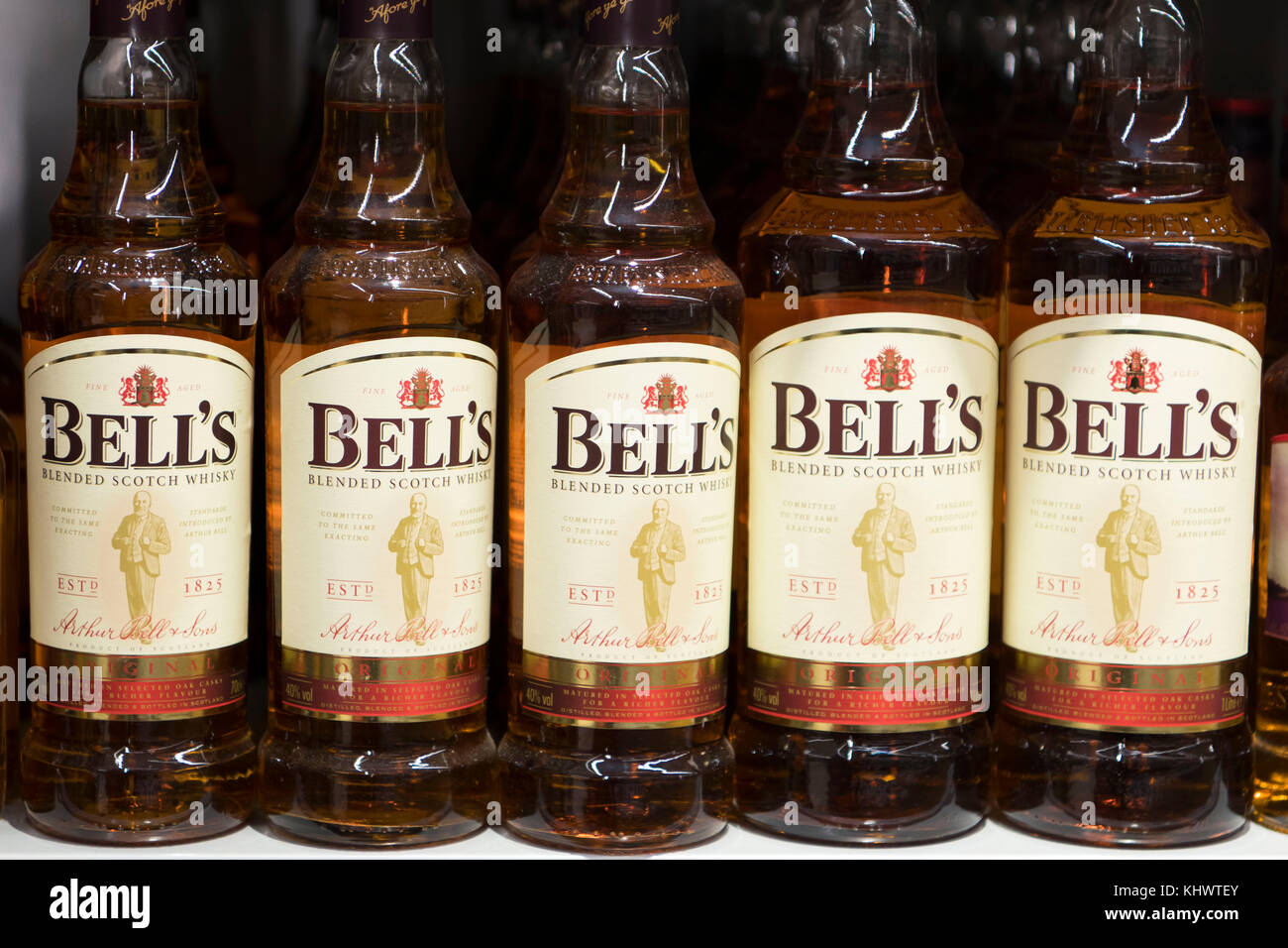 Flaschen von Bell's Whisky auf Anzeige auf einem Regal im Supermarkt zu speichern. Stockfoto