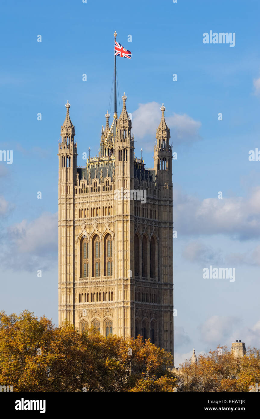 Eine Gewerkschaftsflagge auf dem Victoria Tower, Teil des Palastes von Westminster in London, England Großbritannien Stockfoto