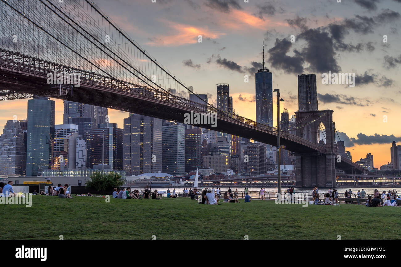 New York, NY, USA - 3. Juli 2017. die Menschen genießen den Blick auf Manhattan aus brooklyn bridge park Stockfoto
