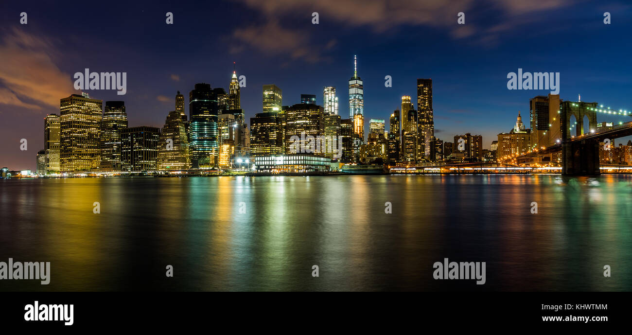 Am Abend Blick auf Downtown Manhattan vom Brooklyn Bridge dumbo Bereich Stockfoto