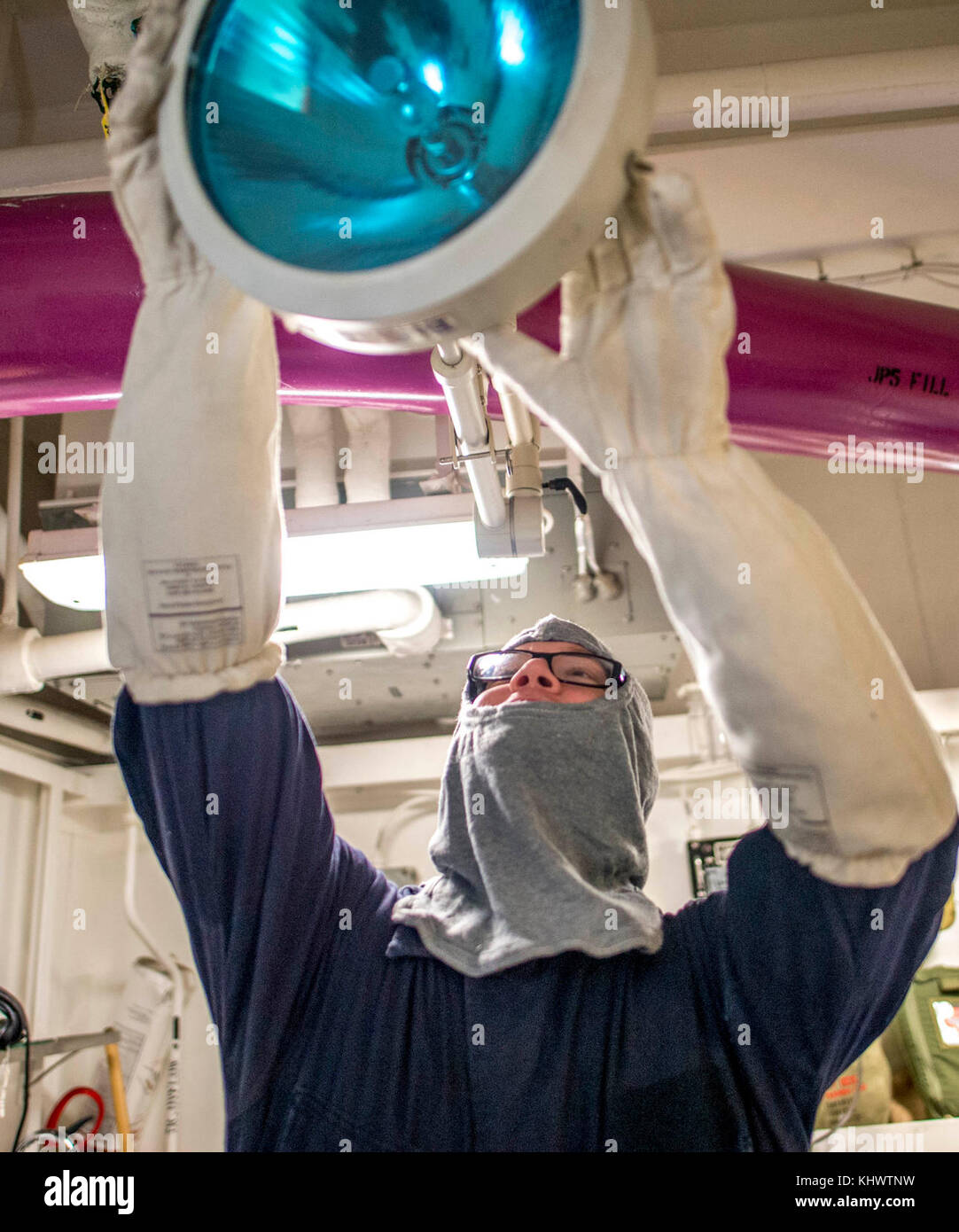 NORFOLK (Nov 9, 2017) Mass Communication Specialist Seaman Kyle Moore überprüft ein Licht in der Achterschlacht Umkleidestation während einer allgemeinen Viertel Bohrer an Bord des Flugzeugträgers USS George H.W. Buchse (CVN 77). Das Schiff ist in-Port Durchführung routinemäßiger Wartung nach einem siebenmonatigen Einsatz zur Unterstützung der maritimen Sicherheitsoperationen und Theater-Sicherheit Zusammenarbeit Bemühungen in den USA 5. Und 6. Flotte Einsatzgebiete. (USA Navy Foto von Mass Communication Specialist Seaman Zachary P. Wickline/veröffentlicht) Stockfoto