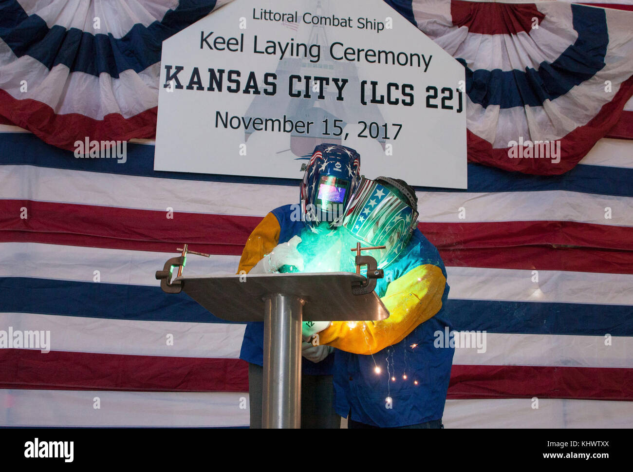 171115-N-N 0701-002 Mobile, Ala (Nov. 15, 2017) Missouri Eingeborener Tracy Davidson, Ehepartner von Adm. Phil Davidson, Kommandeur der US-Flotte Kräfte Befehl, und das Schiff ist Sponsor der Zukunft Unabhängigkeit-Klasse Littoral Combat Ship USS Kansas City (LCS 22) und Austal USA A-Klasse Schweißer Adan Silva-Garibay ätzt Ihre Initialen in das Schiff Kiel Platte während Kiel Grundsteinlegung an der Werft Austal USA. Der Kiel Grundsteinlegung erkennt symbolisch die Teilnahme an der modularen Komponenten und der feierlichen Beginn des Schiffes. USS Kansas City ist das zweite Schiff für Kansas City, Mo, t genannt zu werden. Stockfoto