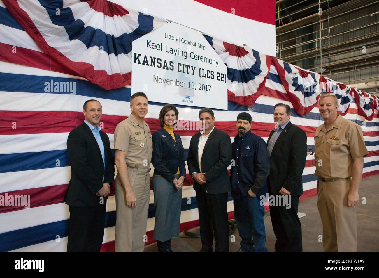 171115-N-N 0701-003 Mobile, Ala (Nov. 15, 2017) Scott Beauchemin, links, von General Dynamics Mission Systeme; Adm. Phil Davidson, Kommandeur der US-Flotte Kräfte Kommando; das Schiff ist Sponsor Tracy Davidson; Craig Perciavalle, Austal USA Präsident; Adan Silva-Garibay, ein Austal USA A-Klasse Schweißer; Tim McCue, Austal USA Vizepräsident des Littoral Combat Ship Programm und Adm. John Neagley, für ein Foto bei einem Kiel Grundsteinlegung für die Zukunft Unabhängigkeit-Klasse Littoral Combat Ship USS Kansas City (LCS 22) an der Werft Austal USA darstellen. USS Kansas City ist das zweite Schiff genannt zu werden. Stockfoto