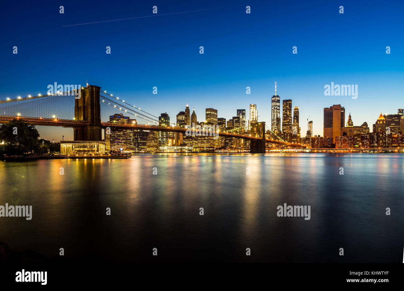 Am Abend Blick auf Downtown Manhattan mit Brooklyn Bridge aus Brooklyn dumbo Bereich Stockfoto