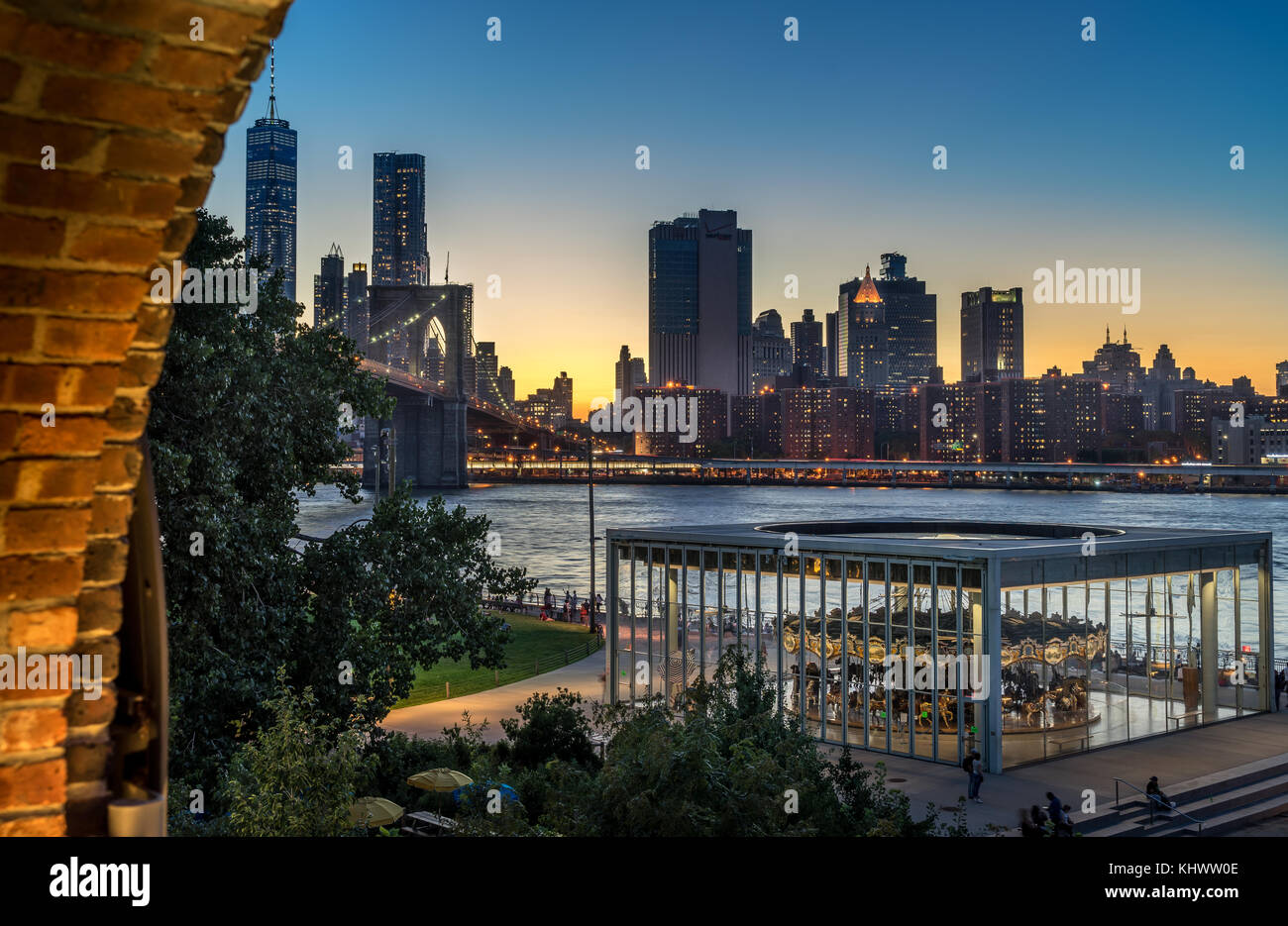 Brooklyn Bridge und Manhattan Skyline im Hintergrund und Brooklyn dumbo Karussell im Vordergrund Stockfoto