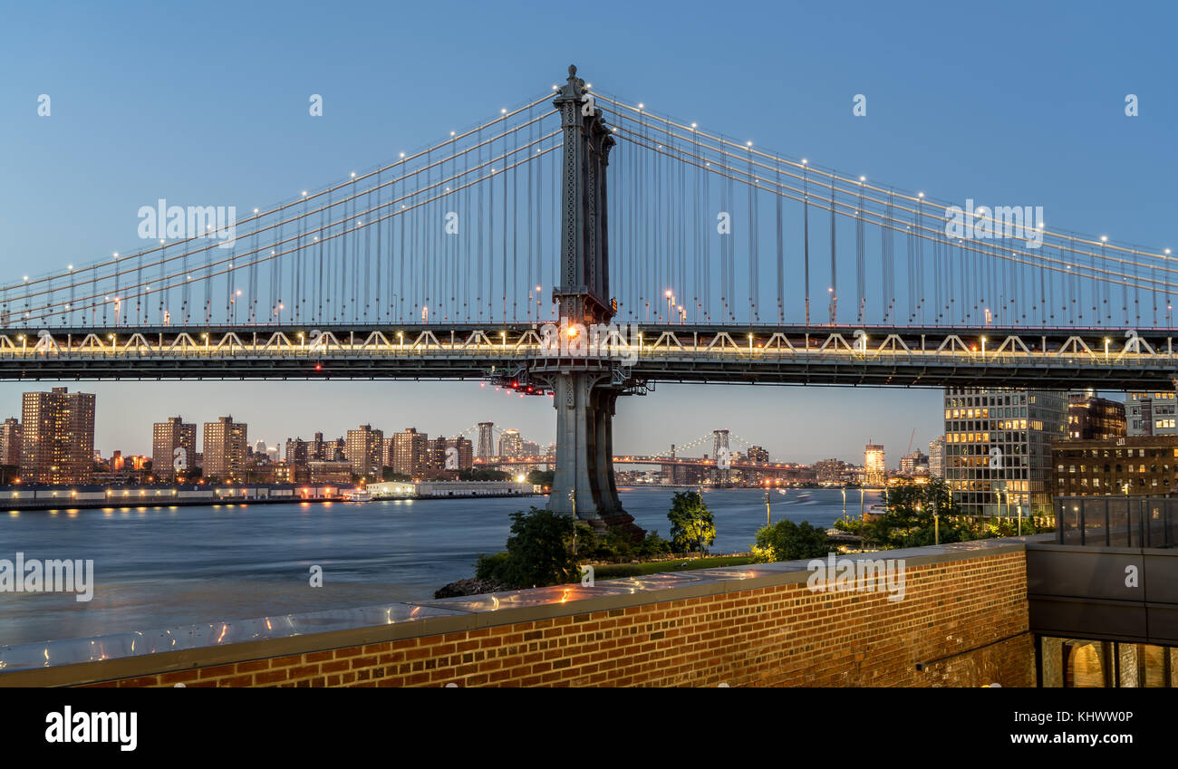 Sonnenuntergang Blick auf Manhattan Bridge mit Sicht auf die City Skyline und die Williamsburg Bridge im Hintergrund Stockfoto