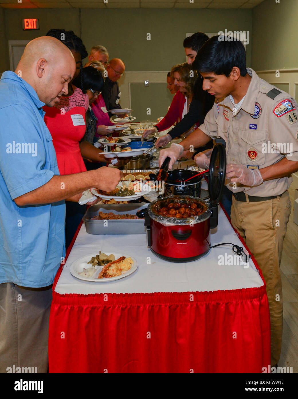 Mitglieder der Pfadfinder Truppe 45, Senior Leaders' Ehegatten, McDonald Armee Health Center und andere Freiwillige dienen ein Thanksgiving Mahlzeit während der 7. jährlichen "Vielen Dank für die "soziale für Gold Star Familien am Joint Base Langley-Eustis, Va., Nov. 16, 2017. Zusätzlich zu den Mahlzeiten, Familien über Musik von der US-Armee, Ausbildung und Lehre Befehl Brass Band und einem Talent Showcase durchgeführt verbunden. (U.S. Air Force Foto von Tech. Sgt. Katie Gar-Station) Stockfoto