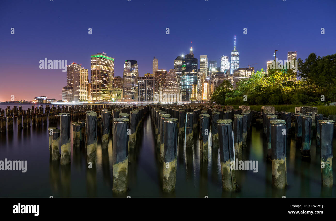Beleuchtete downtown Manhattan Blick von brooklyn bridge park Stockfoto