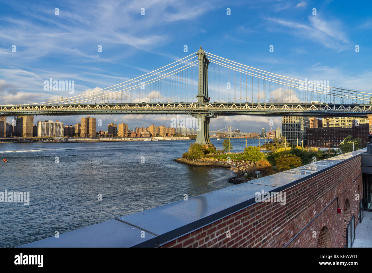 Klarer Himmel Blick auf Manhattan Bridge mit Sicht auf die City Skyline und die Williamsburg Bridge im Hintergrund Stockfoto
