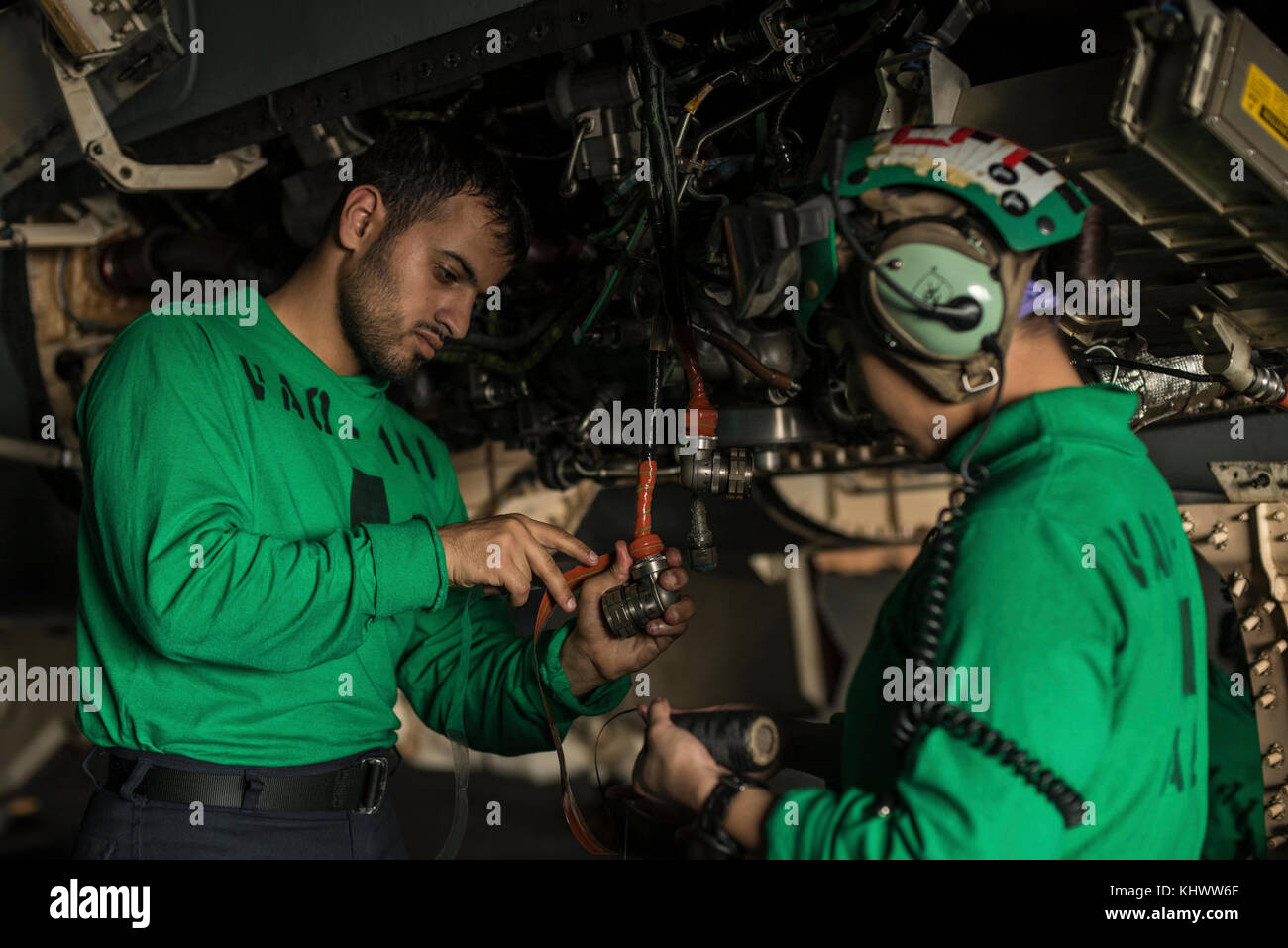 PHILIPPINISCHES MEER (Nov 16, 2017) Aviation Elektriker Mate Airman Shehab Alwadi, aus Dearborn, Michigan, links, Und Mate Airman Ruby Barredo von Aviation Electrician aus Chicago führt während der Jahresübung 2017 Wartungsarbeiten an einem EA-18G Growler of Electronic Attack Squadron (VAQ) 141 in der Hangarbucht des vorwärts eingesetzten Flugzeugträgers der Marine und Flaggschiff der Carrier Strike Group Five, USS Ronald Reagan (CVN 76), durch. Die jährliche Übung 2017, die wichtigste Trainingsveranstaltung zwischen der US-Marine und der Japan Maritime Self-Defence Force, soll die Abwehrreea erhöhen Stockfoto