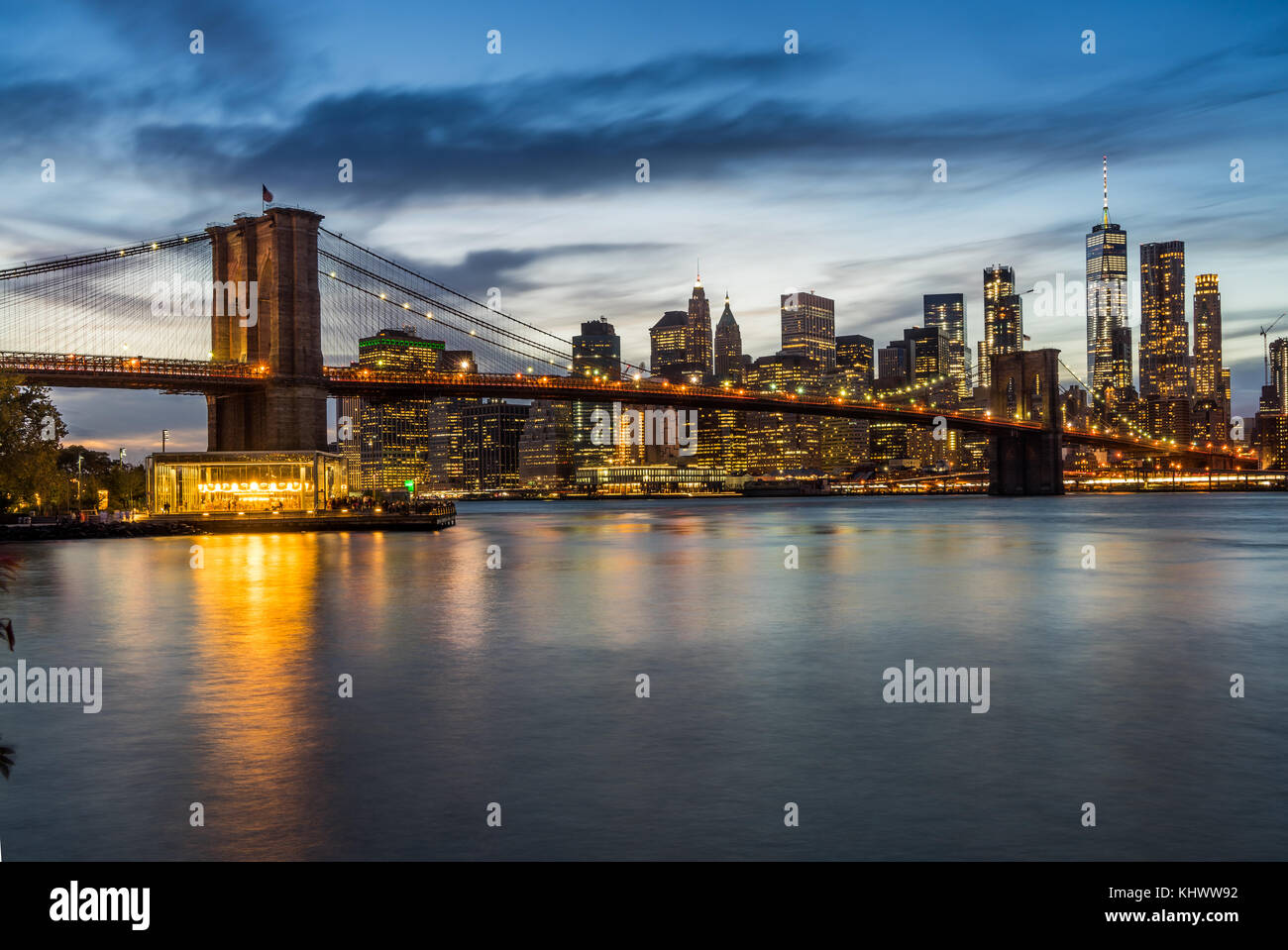 Am Abend Blick auf das beleuchtete downtown Manhattan mit Brooklyn Bridge aus Brooklyn dumbo Bereich Stockfoto