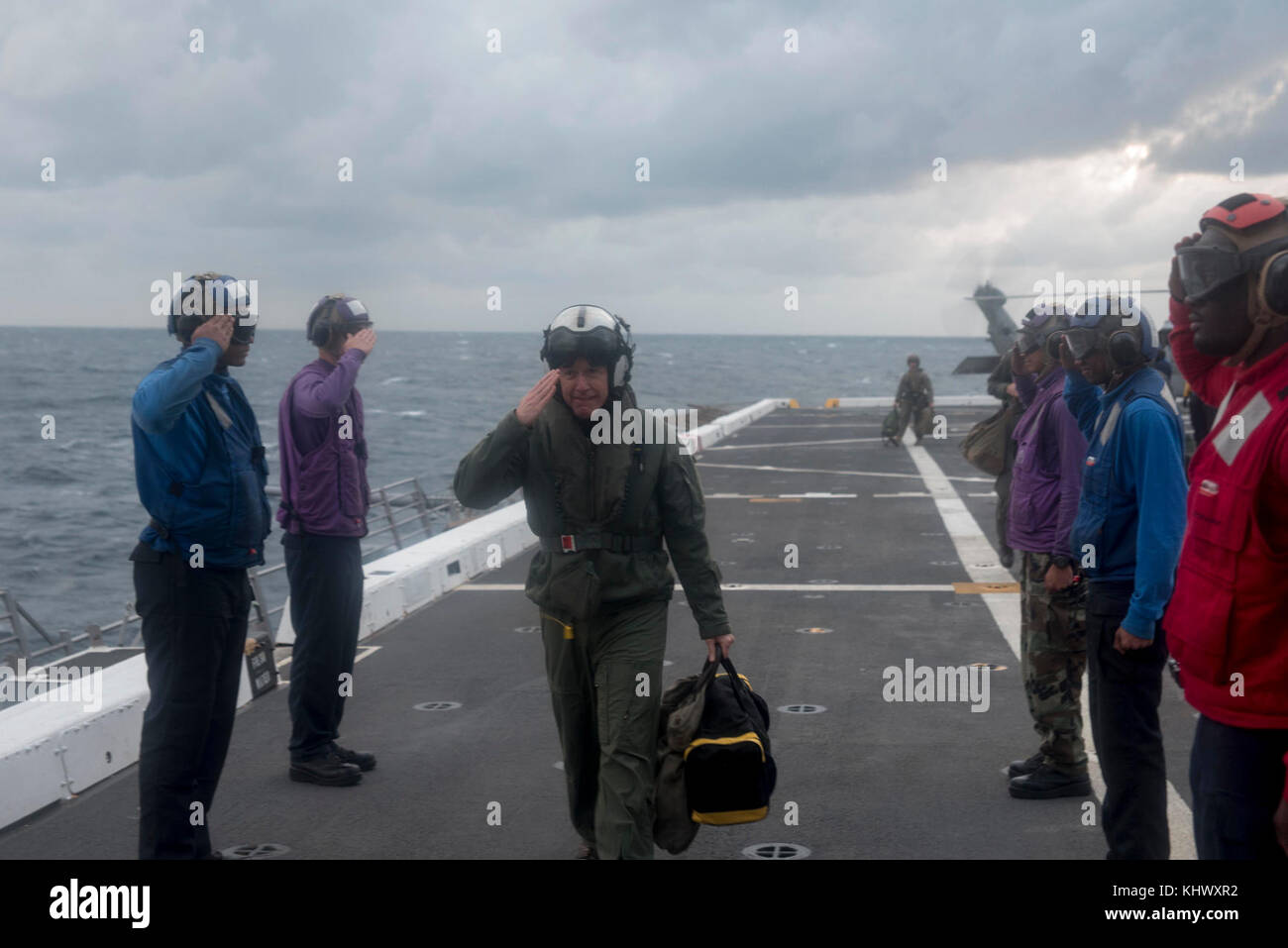 ATLANTISCHER OZEAN (Nov 14, 2017) Konteradmiral Kenneth R. Whitesell, Kommandant der Carrier Strike Group 4, kehrt zu Ehren an die Seitenjungen zurück, als er auf dem Flugdeck des Amphibientransportschiffes USS New York (LPD 21) ankommt. New York, Komponenten der Iwo Jima Amphibious Ready Group und der 26. Marine Expeditionary Unit, führen eine kombinierte Übung der Composite Training Unit durch, die den Höhepunkt der Ausbildung für das Navy-Marine Corps Team darstellt und sie für den Einsatz zertifizieren wird. (USA Navy Photo von Mass Communication Specialist 2nd Class Lyle Wilkie/veröffentlicht) Stockfoto