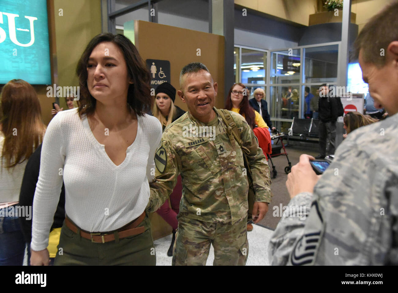 Us-Armee Master Sgt. Sy Hansana, der 136 Bekämpfung Sustainment Support Battalion (Cssb), North Dakota Army National Guard, wird von Freunden und Familie begrüßt, als er von einem 10-monatigen Einsatz in Afghanistan an Hector International Airport, Fargo, N.D., 16. November, 2017 zurück. (U.S. Air National Guard Foto von Senior Master Sgt. David H. Lipp) Stockfoto