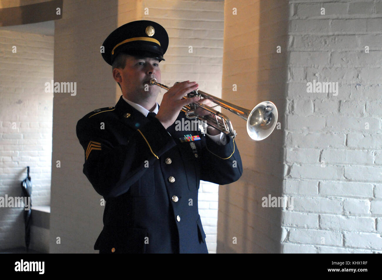 Sergeant Lukas Washburn, ein Hornist mit der 338 Army Band, spielt die Hähne während der kranzniederlegung Zeremonie zu Ehren des ehemaligen Präsidenten James A. Garfield an seinem Cleveland, Ohio Memorial, 18. November 2017. Stockfoto