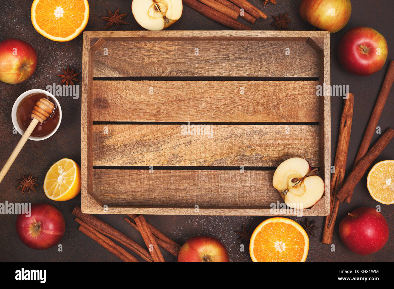 Zutaten für Winter Getränke (Glühwein, Punsch, Tee): Äpfel, Orangen-, Zitronen- und Gewürze auf einem dunklen Hintergrund. Blick von oben. Stockfoto