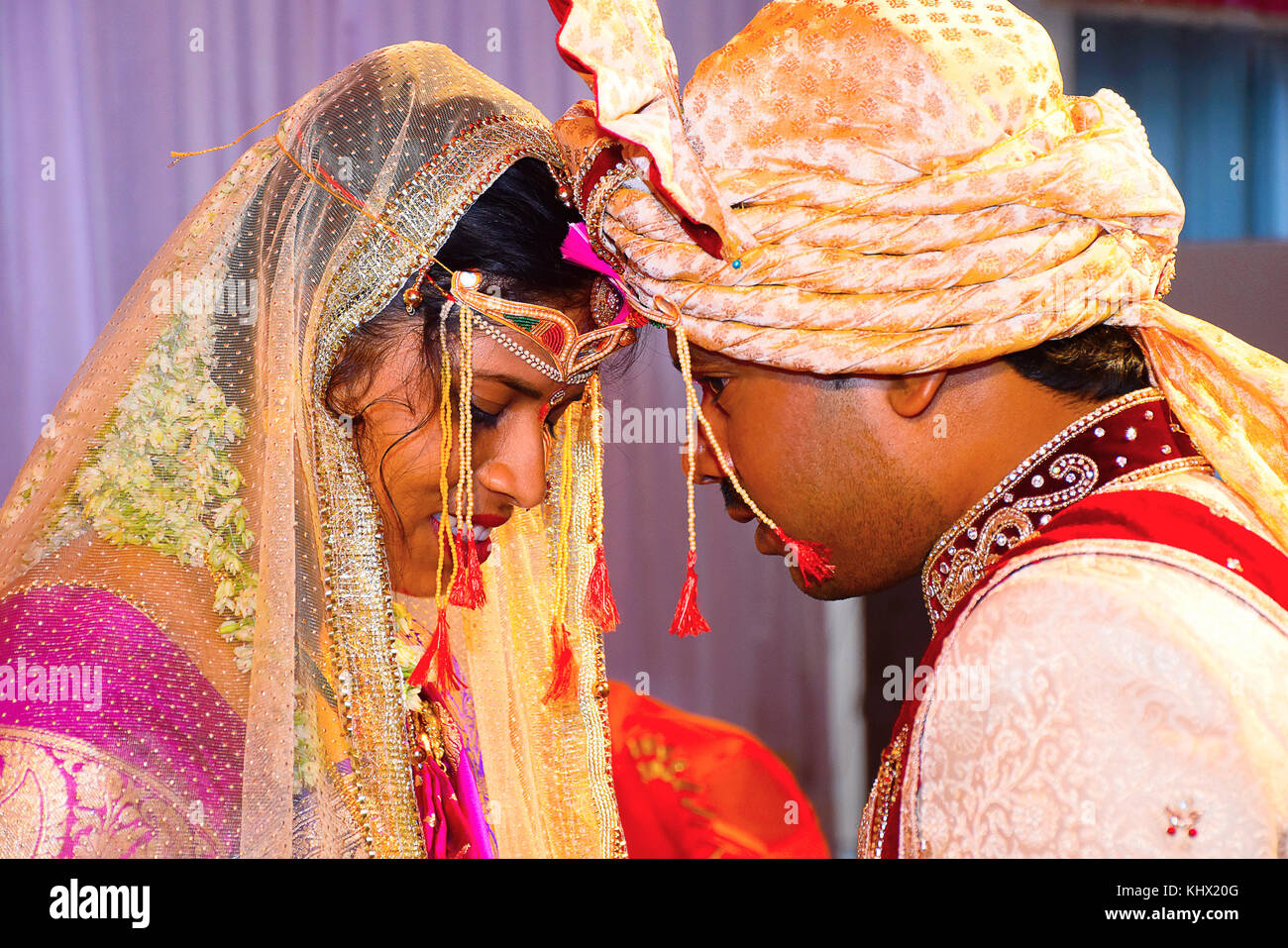 Braut und Bräutigam auf Haldi Zeremonie ein paar Tage vor einem hinduistischen Hochzeit Stockfoto