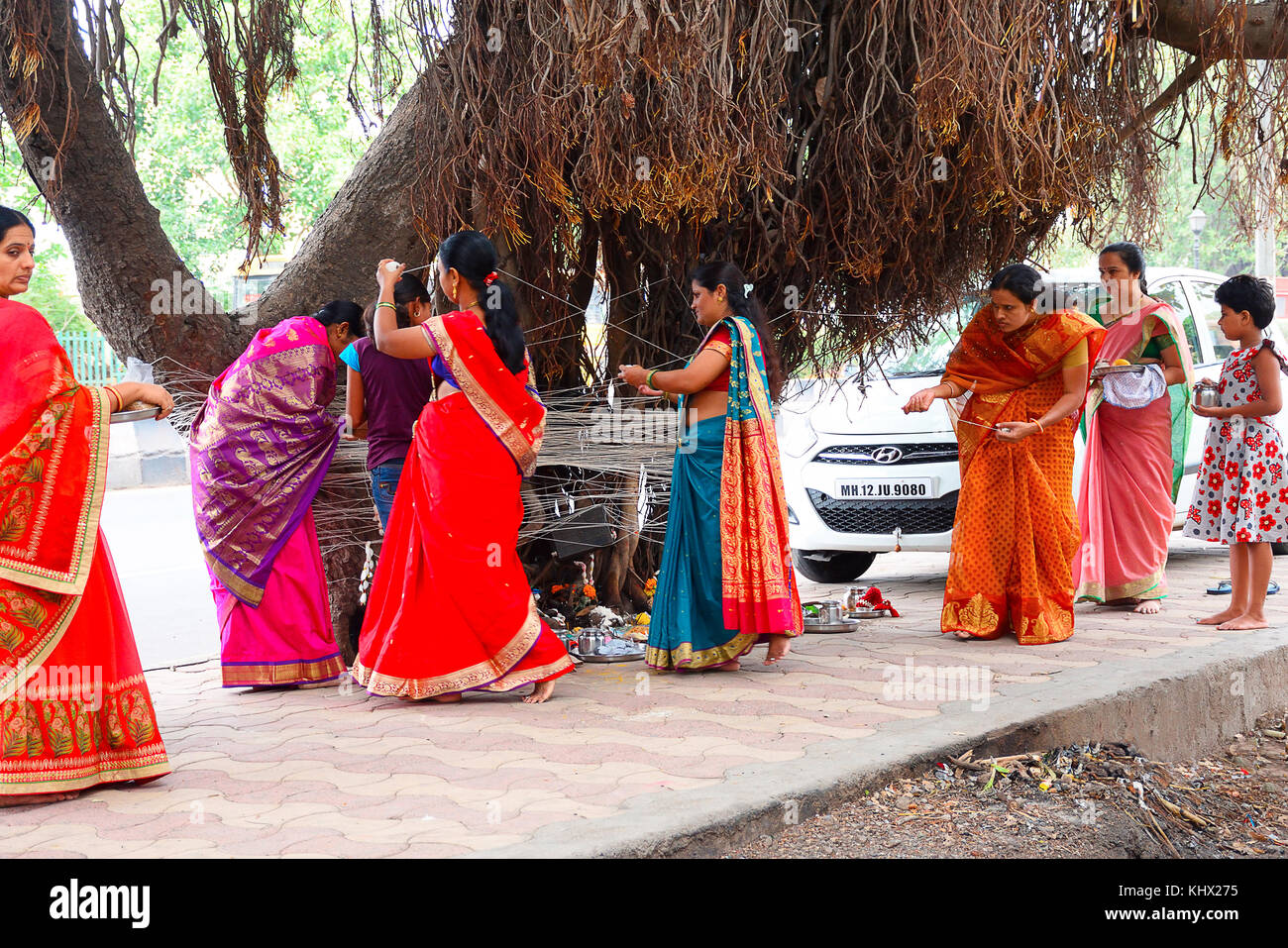 Mwst. Savitri, Frauen binden Thread zum Banyan Tree. Pune, Maharashtra, Indien Stockfoto