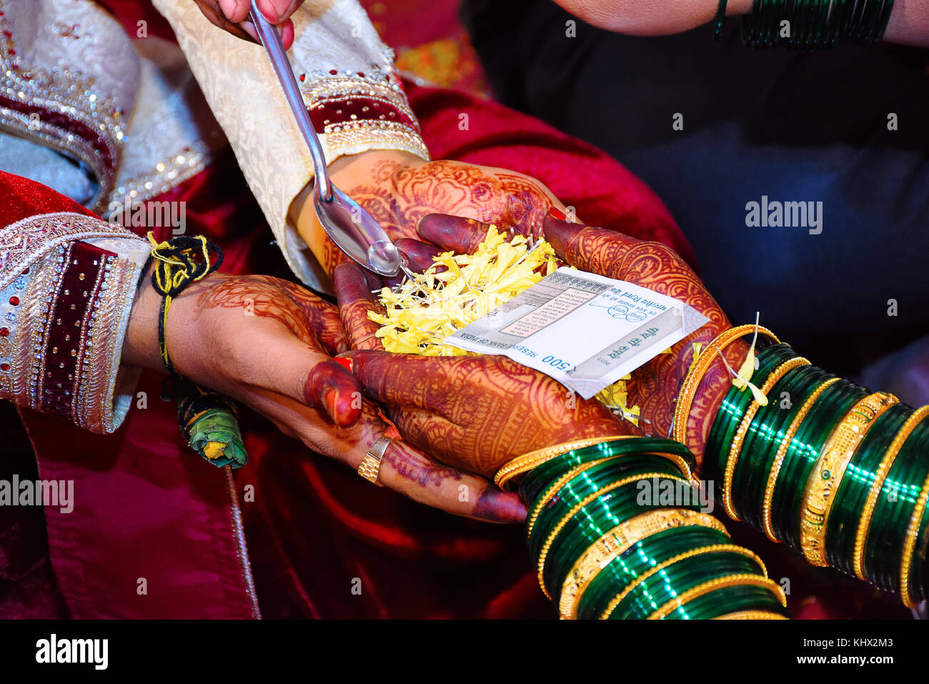 Braut und Bräutigam auf Haldi Zeremonie ein paar Tage vor einem hinduistischen Hochzeit Stockfoto