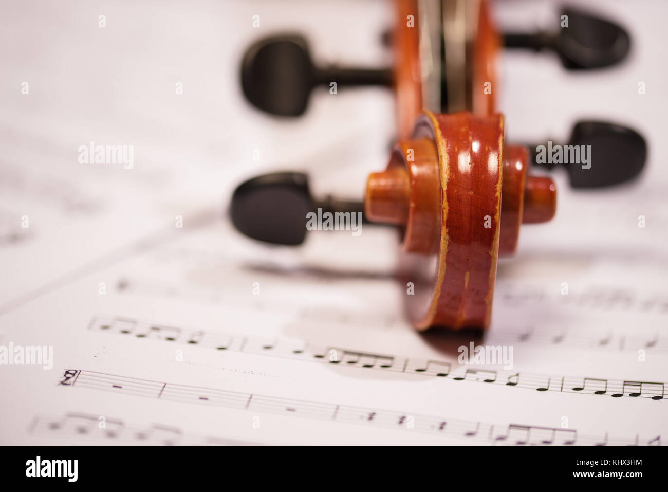 Klassische alte Geige und Noten. Stockfoto