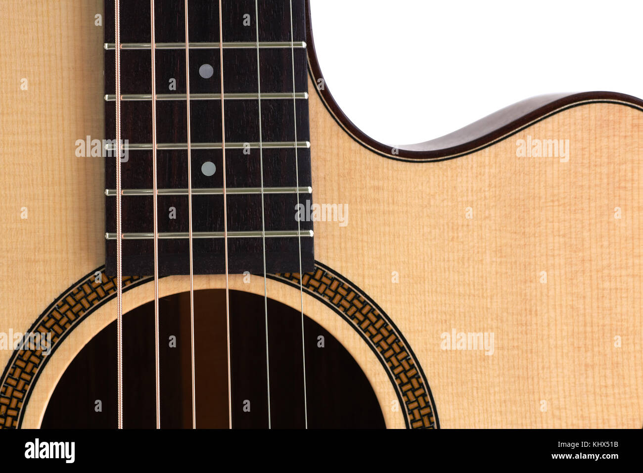 Akustik Gitarre schließen bis auf weißem Hintergrund Stockfoto