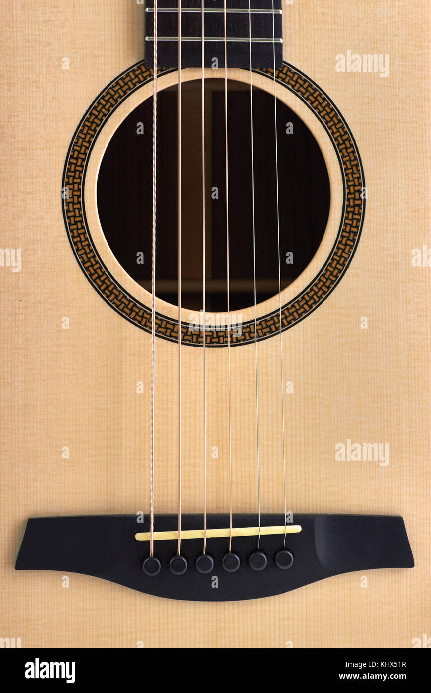 Akustik Gitarre schließen bis auf weißem Hintergrund Stockfoto