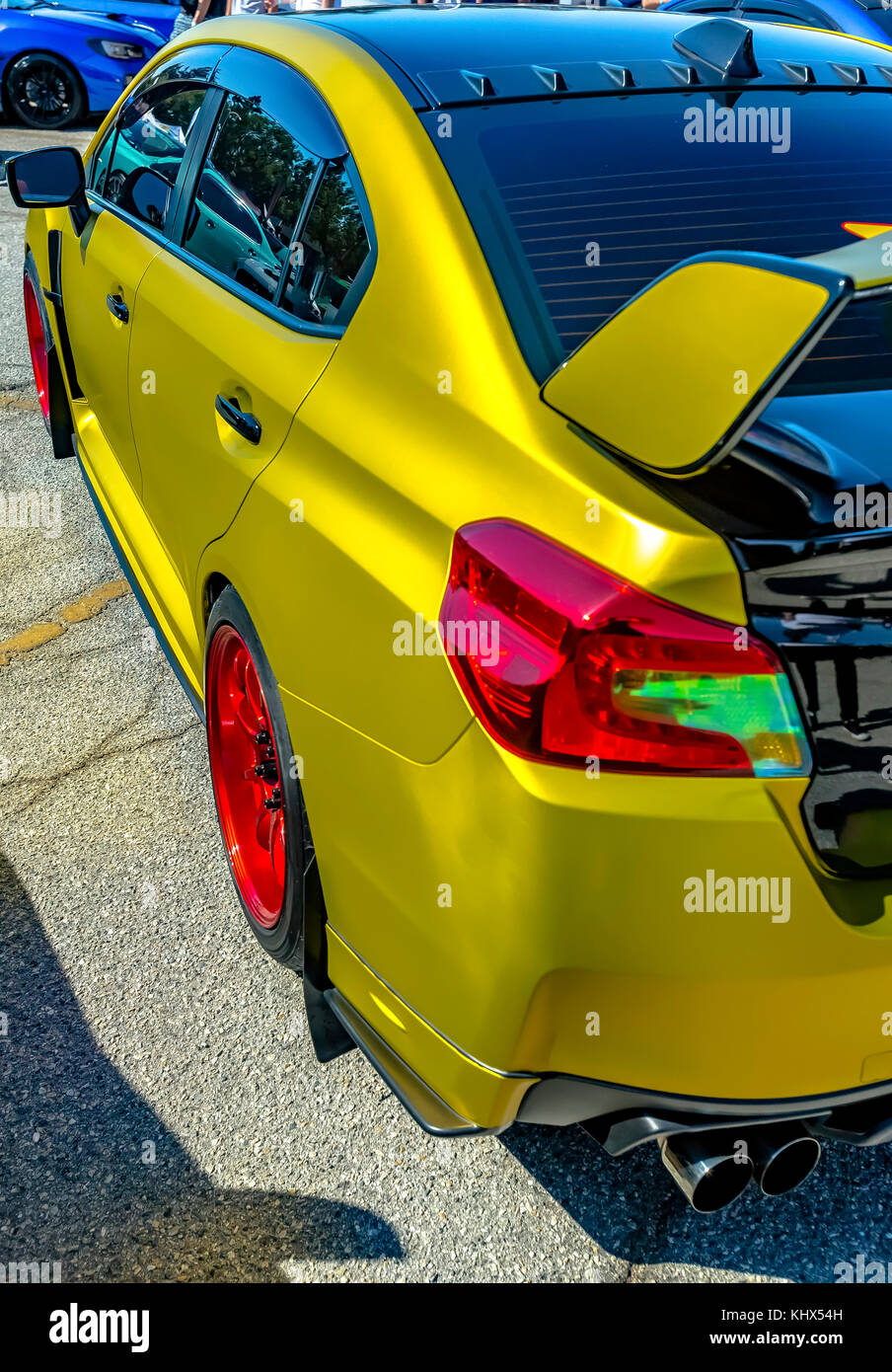 Metallic gelb Auto mit großem Spoiler und rote Felgen. kundenspezifische  Autos in Südkalifornien Sommer 2017 Stockfotografie - Alamy