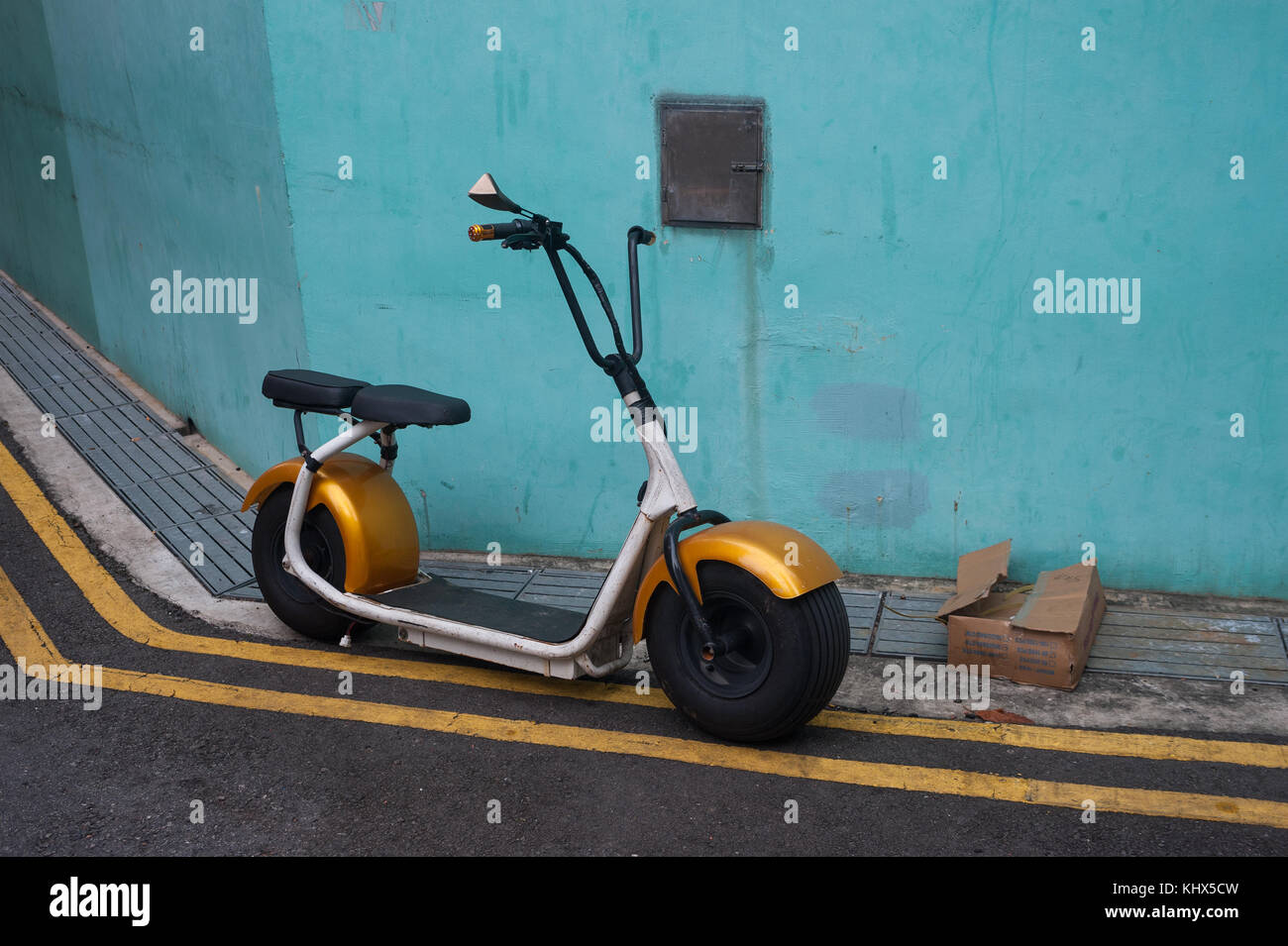 03.11.2017, Singapur, Republik Singapur, Asien - ein e-Roller ist in einer Gasse in Chinatown geparkt. Stockfoto