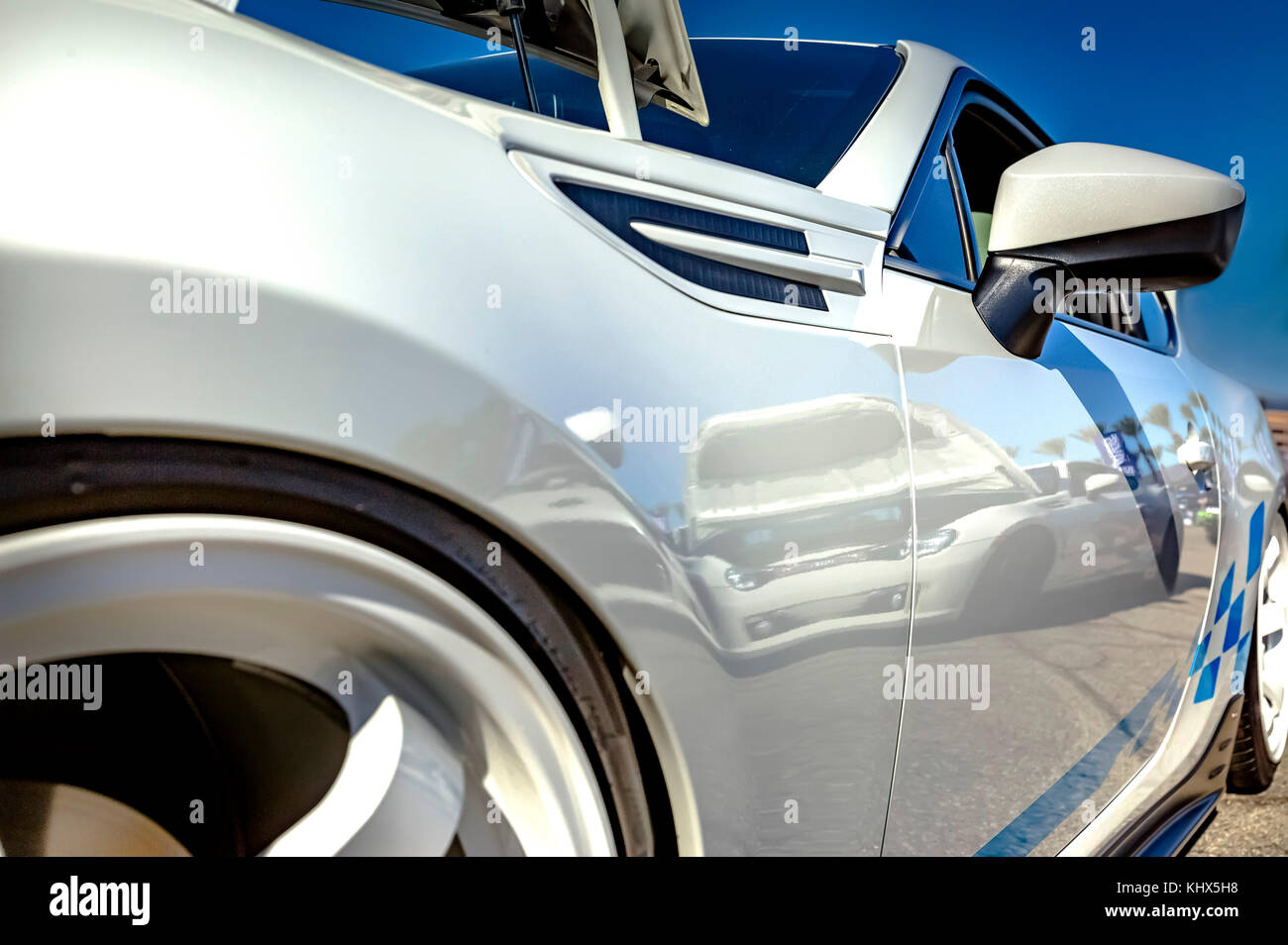 Weißes Auto mit blauen Streifen und weißen Felgen closeup von vorne  Fahrerseite erschossen. verschiedenen Reifen an einem südlichen Kalifornien  Ereignis Stockfotografie - Alamy