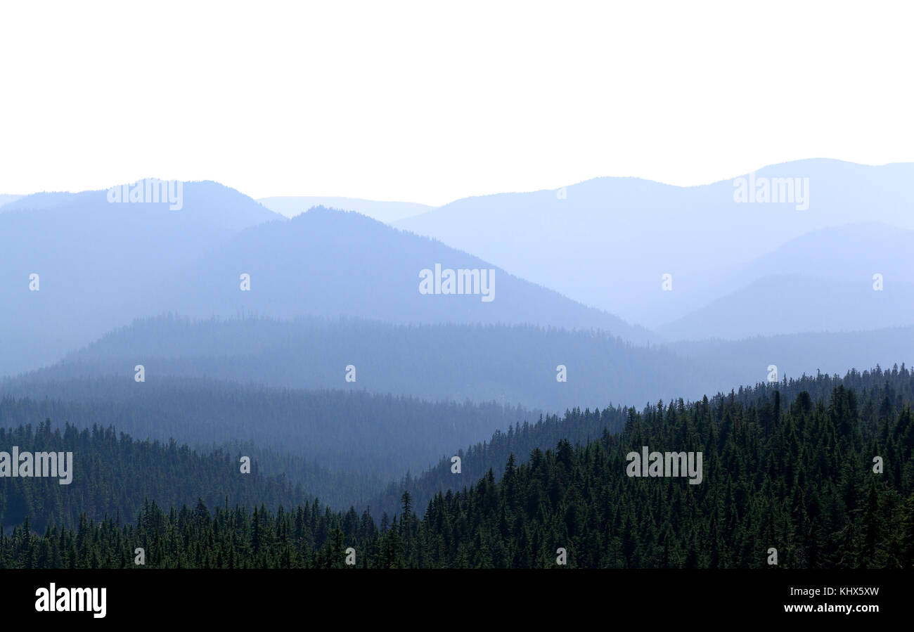 Cascade Mountains auf weißem Hintergrund Stockfoto