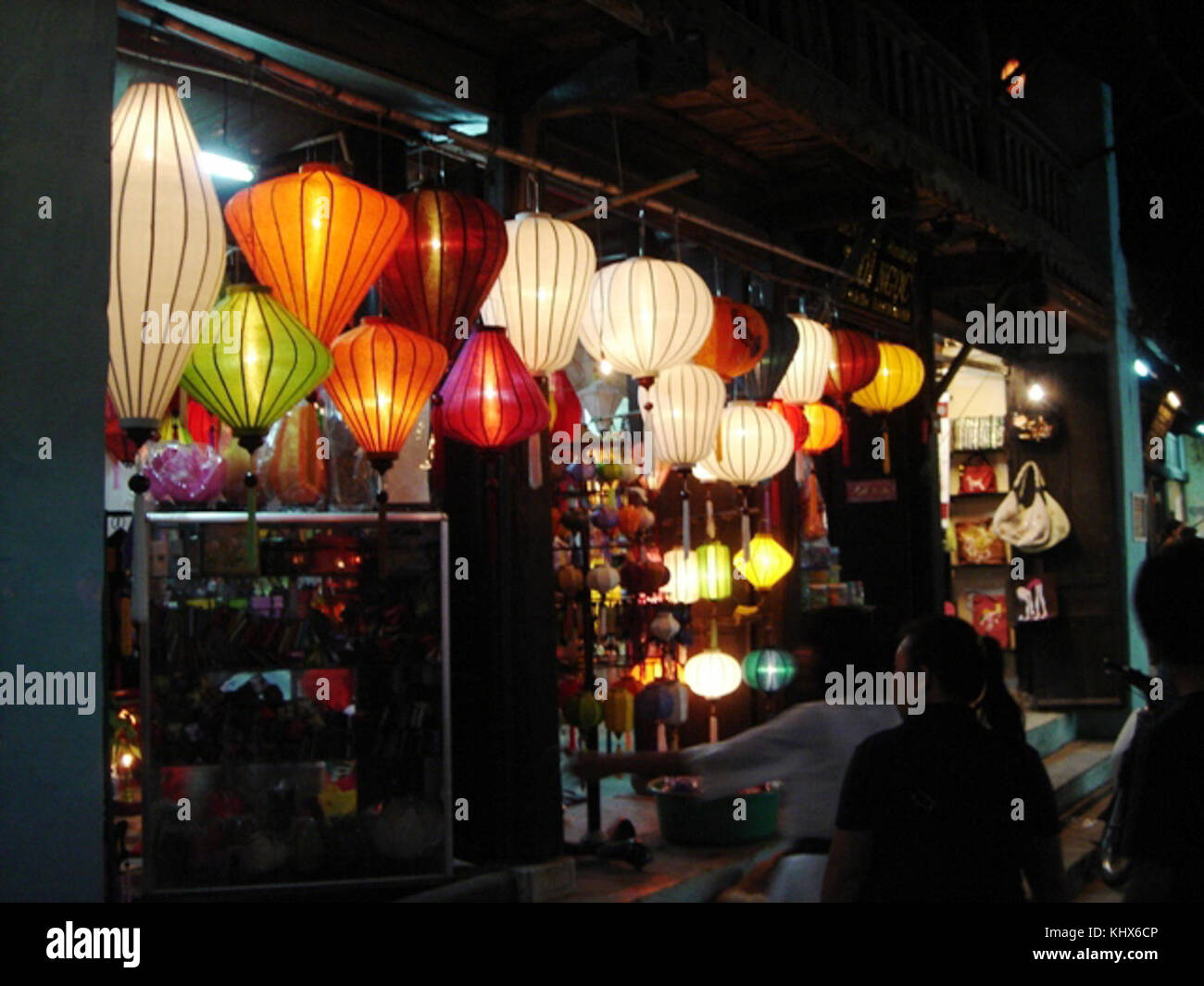 Dieses Foto zeigt einen Laternenladen in Hoi an, Vietnam, bekannt für seine farbenfrohen traditionellen Laternen. Die Stadt gehört zum UNESCO-Weltkulturerbe und ist berühmt für ihre erhaltene antike Architektur und lebendige Kultur. Stockfoto