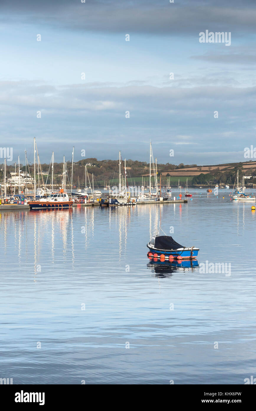 Ein kleines Motorboot, das in Falmouth Harbour Cornwall UK festgemacht ist. Stockfoto