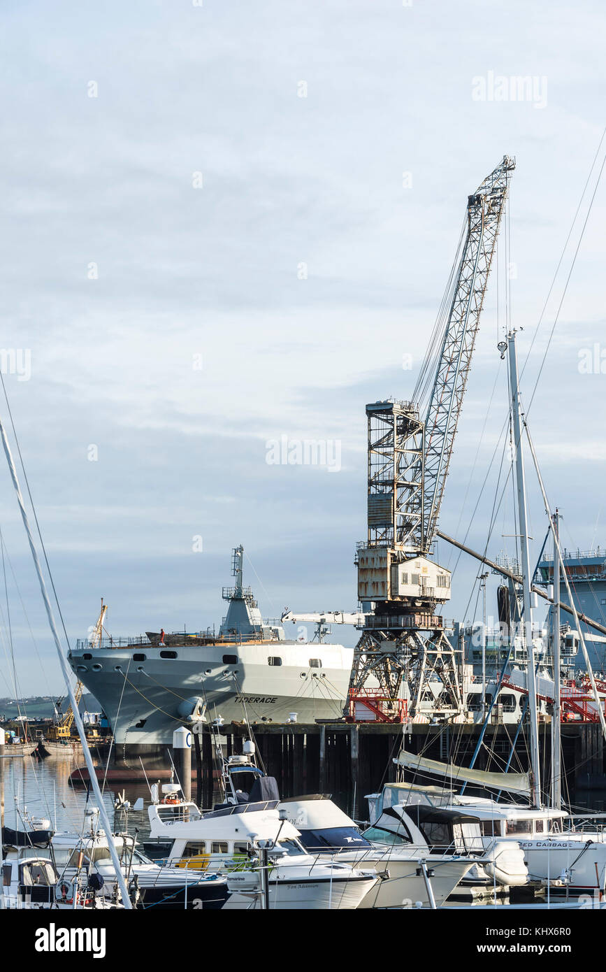 RFA Tiderace (A137) vertäut in Falmouth Docks für militärische Modifikation Cornwall UK. Stockfoto