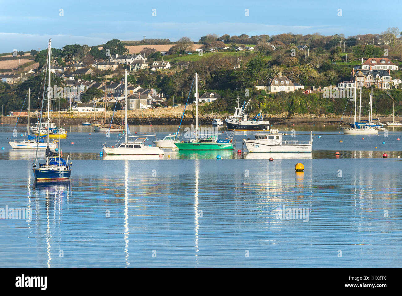Segelboote im Hafen von Falmouth mit Flushing Village im Hintergrund Falmouth Cornwall UK festgemacht. Stockfoto